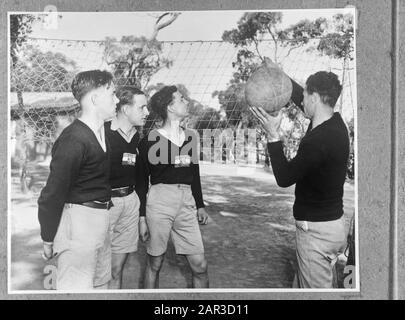 Rekruten von ML-KNIL (Military Aviation Royal Dutch Indian Army) in der Ausbildung im Camp St. Ives Bradfield Park in der Nähe von Sydney (New South Wales). Sergeant Finch aus Sydney erklärt die Regeln des Volleyballspiels. Die meisten Niederländer kennen diesen Sport nicht. Vlnr Soldat van Bergen aus Oss, der zum Amokläufer ausgebildet ist, neben ihm die Soldaten Baars und Van Heesbee, sowohl aus Waalwijk als auch angehende Piloten Datum: Juli 1945 Ort: Australien, Sydney Schlagwörter: Armee, Soldaten, Schulungen, Zweiter Weltkrieg Person: Baars, [...], Bergen, [...], Finch, [...], Heesbed...] Stockfoto