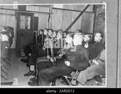 Rekruten von ML-KNIL (Military Aviation Royal Dutch Indian Army) in der Ausbildung im Camp St. Ives Bradfield Park in der Nähe von Sydney (New South Wales). Konzentriertes Zuhören einer Unterrichtsstunde zum Datum der Waffenverwendung: Juli 1945 Ort: Australien, Sydney Schlüsselwörter: Armee, Militär, Schulungen, Weltkrieg Stockfoto