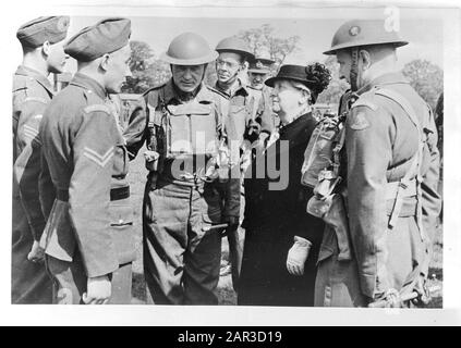 Niederländische Soldaten in der Ausbildung, Königin Wilhelmina im Gespräch mit Männern der Prinzessin Irene Brigade während ihres Besuchs im Militärlager in Wolverhampton Datum: Mai 1942 Ort: Großbritannien, Wolverhampton Schlüsselwörter: Besuche, Lager, Armee, Offiziere, Soldaten, persönlicher Name des zweiten Weltkriegs: Wilhelmina, Königin Stockfoto