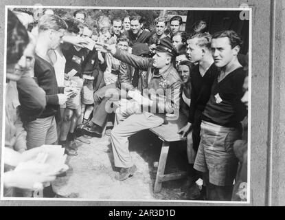 Rekruten von ML-KNIL (Military Aviation Royal Dutch Indian Army) in der Ausbildung im Camp St. Ives Bradfield Park in der Nähe von Sydney (New South Wales). Sergeant Zeelen verteilt Briefe aus den Niederlanden an Rekruten Datum: Juli 1945 Ort: Australien, Sydney Stichwörter: Armee, Soldaten, Schulungen, Personal Des Zweiten Weltkriegs: Zeelen, [...] Stockfoto