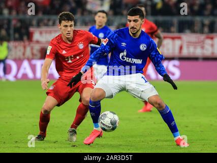 München, Deutschland. Januar 2020. Benjamin Paward (L) von Bayern München viert mit Nassim Boujellab von Schalke 04 während eines deutschen Bundesligaspiels zwischen dem FC Bayern München und dem FC Schalke 04 in München am 25. Januar 2020. Credit: Philippe Ruiz/Xinhua/Alamy Live News Stockfoto