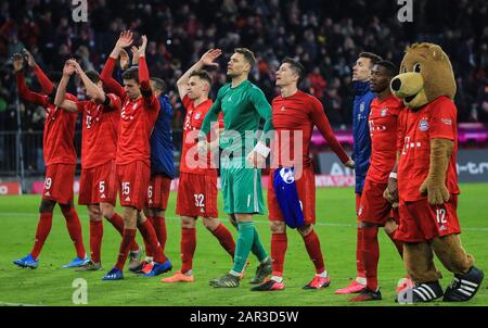 München, Deutschland. Januar 2020. Spieler von Bayern München begrüßen die Fans nach einem Bundesliga-Spiel zwischen dem FC Bayern München und dem FC Schalke 04 in München am 25. Januar 2020. Credit: Philippe Ruiz/Xinhua/Alamy Live News Stockfoto