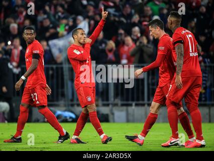 München, Deutschland. Januar 2020. Thiago (2. L) von Bayern München feiert am 25. Januar 2020 seine Punkteausbeute bei einem deutschen Bundesligaspiel zwischen dem FC Bayern München und dem FC Schalke 04 in München. Credit: Philippe Ruiz/Xinhua/Alamy Live News Stockfoto