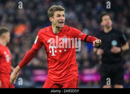 München, Deutschland. Januar 2020. Thomas Mueller von Bayern München reagiert am 25. Januar 2020 bei einem deutschen Bundesligaspiel zwischen dem FC Bayern München und dem FC Schalke 04 in München. Credit: Philippe Ruiz/Xinhua/Alamy Live News Stockfoto