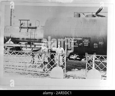 Navy [Navy] Anefo London Serie Mit Hr. Frau Dan. Flores im Mittelmeer. Ein niederländischer Marineoffizier und ein englischer Armeeleutnant für einen gefangenen deutschen Eisenbahnwaggon in Neapel Anmerkung: Repronegativdatum: September 1943 Ort: Neapel Schlüsselwörter: Marine, Offiziere, Weltkrieg Stockfoto