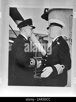 Marine [Navy] Anefo London Serie Hr. Frau Dan. Jacob van Heemskerck kehrte nach Operationen im Fernen Osten und im Mittelmeer nach Großbritannien zurück. Verließ den Chef des Marinestabes in London und auch den Kommandeur Marine im Vereinigten Königreich, hinten bei Nacht J.W. Termite. Rechts davon der Kommandant von Mr. Hr. Frau Dan. Jacob van Heemskerck Kapitän ter zee W. van den Donker Datum: Juli 1944 Ort: Großbritannien Schlagwörter: Marine, Offiziere, Weltkrieg persönlicher Name: Dunkel W. van den, Termijtelen, J.W. Stockfoto