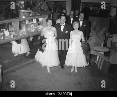 Filmwoche in den Haag eröffnet. Italienischer Filmstar Amedeo Nazzani (Schauspieler in Le Notte di Cabiria), mit links [Benzoni?] und rechts Giulieta Masina Datum: 15. Juni 1957 Ort: Den Haag, Zuid-Holland Schlüsselwörter: Schauspieler, Schauspielerinnen, Filmstars persönlicher Name: Masina, Giullieta, Nazzani Amedeo Stockfoto