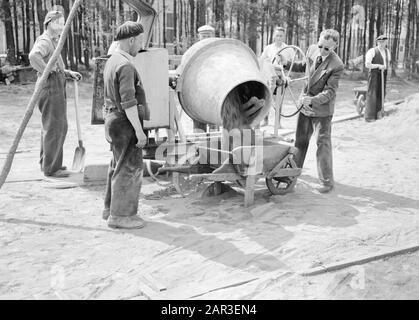 Freizeitparks, Flughäfen usw., Sportplatzbau, Arbeitsdatum: Mai 1954 Standort: Eindhoven Schlüsselwörter: Bau von Sportplätzen, Arbeitern, Erholungsgebieten usw. Flughäfen usw. Stockfoto