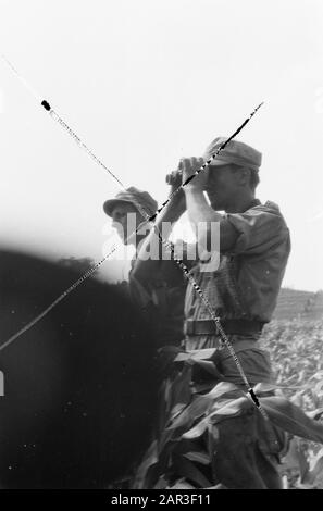 4. Infanteriebrigade, die bereit ist, zum Wlingi Officer vorzurücken, durchschaut Fernglas Anmerkung: Negativ ist verkratzt Datum: Dezember 1948 Standort: Indonesien, Niederländisch-Indien Stockfoto