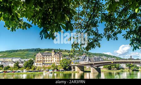 Bernkastel-KUES, RHEINLAND-PFALZ, DEUTSCHLAND - 10. SEPTEMBER 2019: Bernkastel-Kues-Brücke und Hotel drei Konige (Drei Könige) am Mos Stockfoto