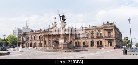 Monterrey, Nuevo Leon, Mexiko - 21. November 2019: Der Regierungspalast von Nuevo leon mit dem Benito Juarez Denkmal an der Macroplaza Stockfoto