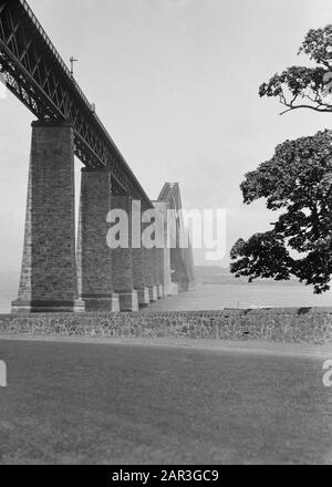 Schottland - Stadtbild Edinburgh Bank of the Firth of Forth, mit linker Forth Bridge Annotation: Forth Bridge, eröffnet im Jahr 1890, ist eine Eisenbahnbrücke, die den Firth of Forth überspannt, das Wasser nördlich von Edinburgh Datum: August 1934 Standort: Edinburgh, Großbritannien, Schottland Schlüsselwörter: Brücken Stockfoto