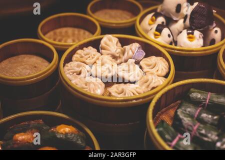 Auswahl an verschiedenen asiatischen traditionellen Straßennahrungsmitteln in Shanghai, China Stockfoto