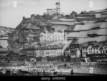 Holländischer Ruhm auf der Rheinschifffahrt, Reportage aus dem Schleppboot Damco 9: Westdeutschland. Blick auf Kaub mit Ruine Burg Gutenfels Datum: 1. April 1955 Standort: Deutschland, Kaub, Westdeutschland Schlagwörter: Hügel, Burgen, Flüsse, Kanalboote, Ruinen, Stadtbild Stockfoto