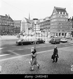 Stadtansichten in Amsterdam (Auftragsbuch Amsterdam), Blick auf Dam, Richtung Nieuwe Kerk Datum: 8. November 1974 Standort: Amsterdam, Noord-Holland Schlüsselwörter: Stadtbilder Name Der Einrichtung: Neue Kirche Stockfoto