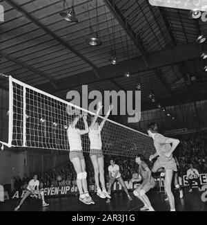 Europa Cup Volleyball; Delta Lloyd/AMVJ gegen Steana Bucharest 0-3 Datum: 6. Dezember 1970 Schlagwörter: Volleyball Personenname: Delta Lloyd Institution Name: Steaua Bukarest Stockfoto