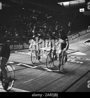 Radsport sechs Tage im Ahoyhal in Rotterdam Überblick über die Radwege mit Radfahrern Datum: 17. januar 1974 Ort: Rotterdam, Zuid-Holland Schlüsselwörter: Radsport, Radfahrer Name Der Einrichtung: Ahoy Stockfoto