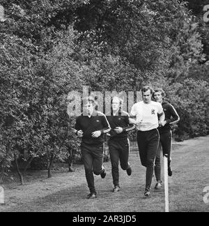 Kernploeg Holländisches Teamtreffen in Zeist im KNVB-Sportzentrum; Training Holländisches Team Datum: 21. Mai 1974 Ort: Utrechter, Zeist Schlüsselwörter: Sport, Trainings, Name der Fußballeinrichtung: KNVB, Niederlande Elftal Stockfoto