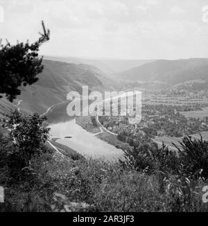 Mosel-Wolf an der Mosel von den Hügeln über Kröv Datum: Juli 1959 Standort: Deutschland, Kröv, Rheinland-Pfalz, Westdeutschland Stichwörter: Dörfer, Hügel, Landschaften, Panoramas, Flüsse Stockfoto