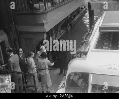 Margaret Truman, Sängerin und Tochter des amerikanischen präsidenten, bestieg ein Kanalboot in Amsterdam Datum: 12. Juni 1951 Ort: Amsterdam, Noord-Holland Schlüsselwörter: Besuche, Kreuzfahrten, Frauen, Sänger persönlicher Name: Truman, Margaret Stockfoto