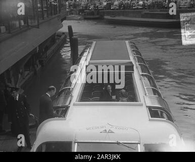 Margaret Truman [Tochter des amerikanischen präsidenten und Sängers] während der Bootstour in Amsterdam Datum: 12. Juni 1951 Ort: Amsterdam, Noord-Holland Schlüsselwörter: Kreuzfahrten persönlicher Name: Truman, Margaret Stockfoto