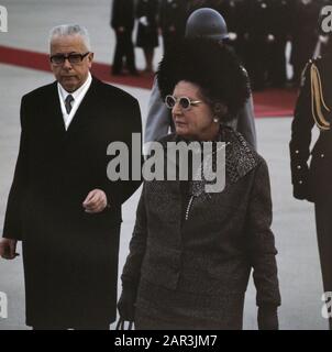 Staatsbesuch von Königin Juliana und Prinz Bernhard in Westdeutschland Königin Julianat und Präsident Heinemann am Flughafen Köln-Bonn Datum: 26. Oktober 1971 Ort: Deutschland Schlagwörter: Queens, Präsidenten, Staatsbesuche persönlicher Name: Heinemann, Gustav, Juliana (Königin Niederlande) Stockfoto