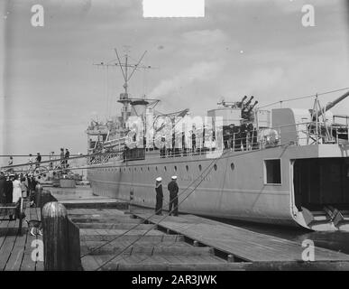 Abflug-Hr. Frau Dan. Willem van der Zaan von den Helder zu den niederländischen Antillen Datum: 15. Juni 1951 Ort: Den Helder, Niederländische Antillen Schlüsselwörter: Marine, Schiffe, Abfahrten persönlicher Name: HR Willem van der Zaan Stockfoto