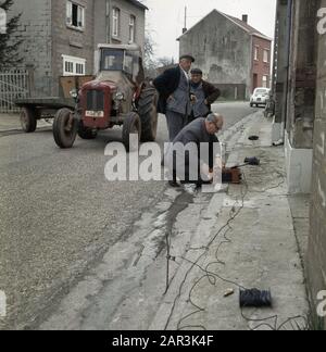 Ein Mann, der Messungen am Straßendatum vornimmt: Undatierte Schlüsselwörter: Bauern, Männer, Messungen, Traktoren Einstellungsname: Diapositive 6x6 Farbe Stockfoto