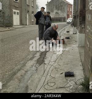 Ein Mann, der Messungen am Straßendatum vornimmt: Undatierte Stichwörter: Bauern, Männer, Maße Institutionenname: Diapositive 6x6 Farbe Stockfoto
