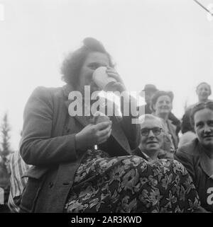 Abdankung Königin Wilhelmina/Einweihung Königin Juliana Einweihung Königin Juliana. Königliche Familie wieder zu Hause im Schloss Soestdijk. Trotz der langen Wartezeit machten die Baarnbewohner den Eingang zum Partydatum: 9. September 1948 Ort: Soestdijk, Utrechter Schlüsselwörter: Einweihung, Königshaus, Öffentlichkeit Stockfoto