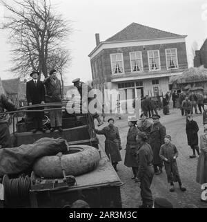 Verwüstung: Zeeland [Besuch des britischen Ministers Attlee zur Zerstörung und Eindeichung auf Walcheren] Minister Attlee (Mann in schwarzem Anzug im DKW sitzend) in Serooskerke, Kreuzung Noordweg in der Nähe der Kirche Anmerkung: General Kruls steigt gerade im DKW-Datum: 10. März 1945 Ort: Serooskerke, Walcheren, Zeeland Wörter: Schlüsselworte: Militär, Minister Stockfoto