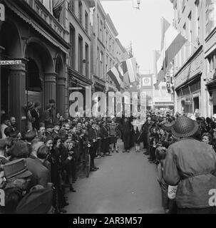 Front Nord-Ost Niederlande: Deventer Nach der Befreiung sind NSB-er und Muffengirls auf dem Markt gebracht Datum: 11. april 1945 Ort: Deventer, Overijssel Schlüsselwörter: Befreiung Stockfoto