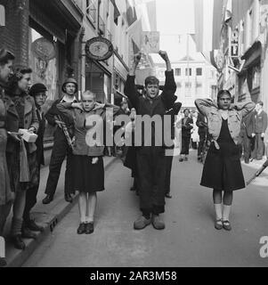 Vordernordost Niederlande: Deventer NSB-er und bal-rasierte Muffengirls werden von Mitgliedern der B.SC. Mitgebracht (Hausbewaffnung) Datum: 11. april 1945 Ort: Deventer, Overijssel Schlüsselwörter: Befreiung, Militär Stockfoto