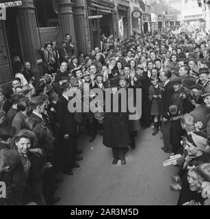 Front Nord-Ost Niederlande: Deventer Nach der Befreiung wurden NSB-er herangeführt. Datum: 11.april 1945 Ort: Deventer, Overijssel Schlüsselwörter: Befreiung Stockfoto