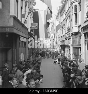 Front Nord-Ost Niederlande: Deventer Unter großem Interesse der Öffentlichkeit werden NSB-er und Muffengirls auf Datum: 11. april 1945 Ort: Deventer, Overijssel Schlüsselwörter: Befreiung Gebracht Stockfoto