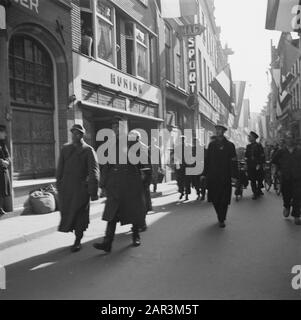 Front Nord-Ost Niederlande: Deventer Deutsche Soldaten werden entlassen Datum: 11. april 1945 Ort: Deventer, Overijssel Schlüsselwörter: Befreiung, Militär Stockfoto