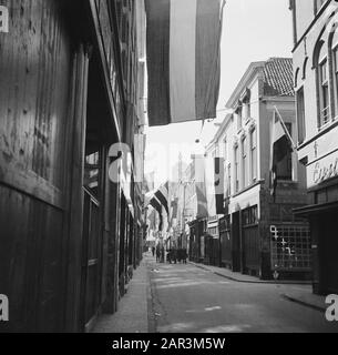 Front Nord-Ost Niederlande: Deventer Flags in der Innenstadt Datum: 11. april 1945 Ort: Deventer, Overijssel Schlüsselwörter: Befreiung, Weltkrieg, Flaggen Stockfoto