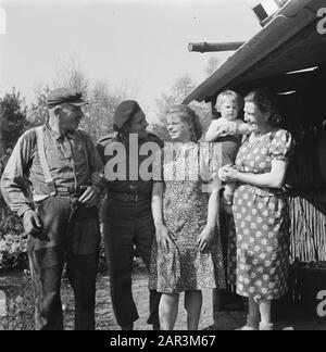 Front Nord-Ost Niederlande: Rundgang Prinz Bernhard Militär posiert mit Bauernfamilie Datum: April 1945 Schlagwörter: Bauern, Militär Stockfoto