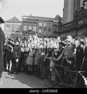 Front Nord-Ost Niederlande: Tour Prins Bernhard Große Begeisterung des Zwolle-Bürgertums. Datum: 17.April 1945 Ort: Overijssel, Zwolle Stockfoto