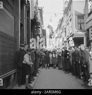 Front Nord-Ost Niederlande: Deventer Großes Interesse an Muffengirls Datum: 11. april 1945 Ort: Deventer, Overijssel Schlüsselwörter: Befreiung Stockfoto