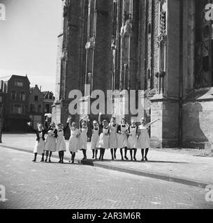 Front Nord-Ost Niederlande: Deventer Jubelt Krankenschwestern der St.-Josephziekenhuis zum Grote Kerk Datum: 11. april 1945 Ort: Deventer, Overijssel Schlüsselwörter: Befreiung, Kirchen, Krankenschwestern Stockfoto