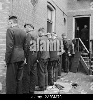 Front Nord-Ost Niederlande: Tour durch die Mitarbeiter von Prinz Bernhard in Gewahrsam genommen. Datum: April 1945 Schlagwörter: Kollaborateure, Zweiter Weltkrieg Stockfoto