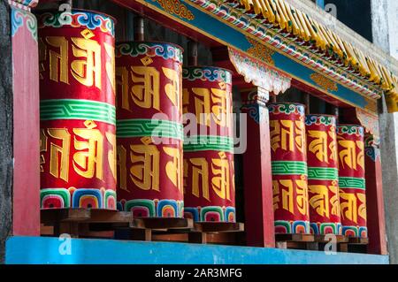 Die Gebeträder in Tawang Gompa, einem tibetisch-buddhistischen Kloster aus dem 18. Jahrhundert, Indiens größtem, nahe der indo-tibetischen Grenze im NE Indien. Stockfoto