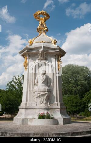 Das Beethoven-Haydn-Mozart-Denkmal, eine dreiseitige Statue im Tiergarten, Berlin, Deutschland Stockfoto