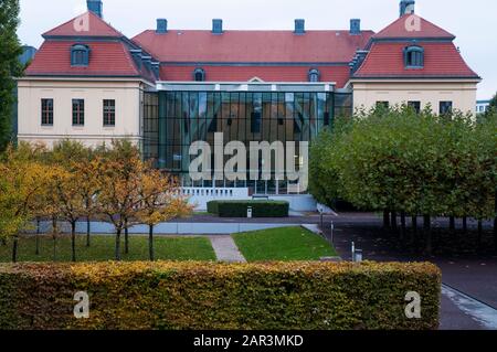 Das Jüdische Museum, Berlin, Deutschland. Mit Erweiterungen, die von Daniel Liebeskind entworfen wurden, eröffnete es 2001 und ist das größte in Europa. Stockfoto
