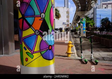 Blick auf die Metromover Tracks in Downtown Miami, Florida, USA Stockfoto