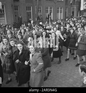 Tour durch die befreiten Südholländer (Zeeland, brabant und Limburger) Junge Mädchen gehen bewaffnet und Hand in Hand durch ein Straßendatum: März 1945 Ort: Zeeland Schlüsselwörter: Befreiung, königliche Besuche, Mädchen, Weltkrieg Stockfoto