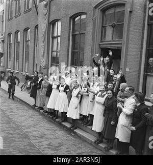 Tour durch die befreiten Südholländer (Zeeland, Brabant und Limburger) Auf ihrer Tour durch Zeeland, Brabant und Limburger kommt Königin Wilhelmina um halb elf in Middelburg (Bildunterschrift Anefo). Wehende Krankenschwestern Datum: 15. März 1945 Ort: Middelburg, Zeeland Schlüsselwörter: Befreiung, königliche Besuche, Zweiter Weltkrieg Stockfoto
