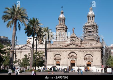 Die Kathedrale Santiago Metropolitan auf der Plaza de Armas in Santiago de Chile aus dem 18. Jahrhundert Stockfoto