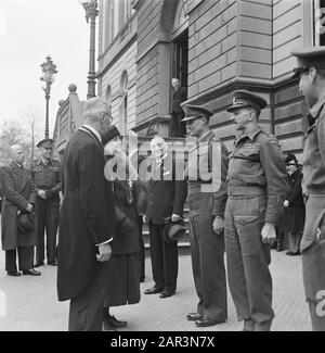 Tour durch die befreiten Südholländer (Zeeland, Brabant und Limburger) Tilburg durch die Königin Wilhelmina. Vor dem Rathaus spricht die Königin mit zwei britischen Offizieren. Neben ihrem Bürgermeister Jan van de Mortel Anmerkung: Völlig links Minister Beel und Oberst Van Leeuwen. Der britische Offizier auf der rechten Seite ist ein Oberstleutnant des britischen Cheshire Regiment. Der Offizier auf der linken Seite ist ein General-Oberleutnant Datum: März 1945 Schlüsselwörter: Befreiung, Befreiung, königliche Besuche persönlicher Name: Beel, L.J.M., Mörtel, J.C.A.M. van de, Wilhelmina (Königin Niederlande) Stockfoto